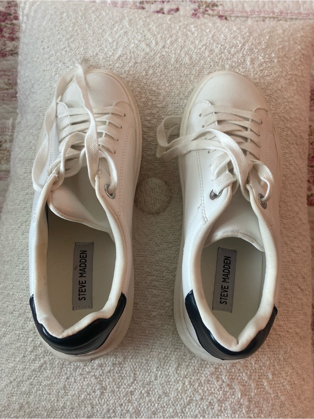 Steve Madden White Women’s Low-Top Casual Sneakers - Picture 4 of 7